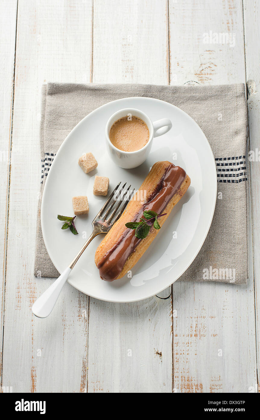 Kaffee und Eclair Kuchen mit Kaffee Stockfoto