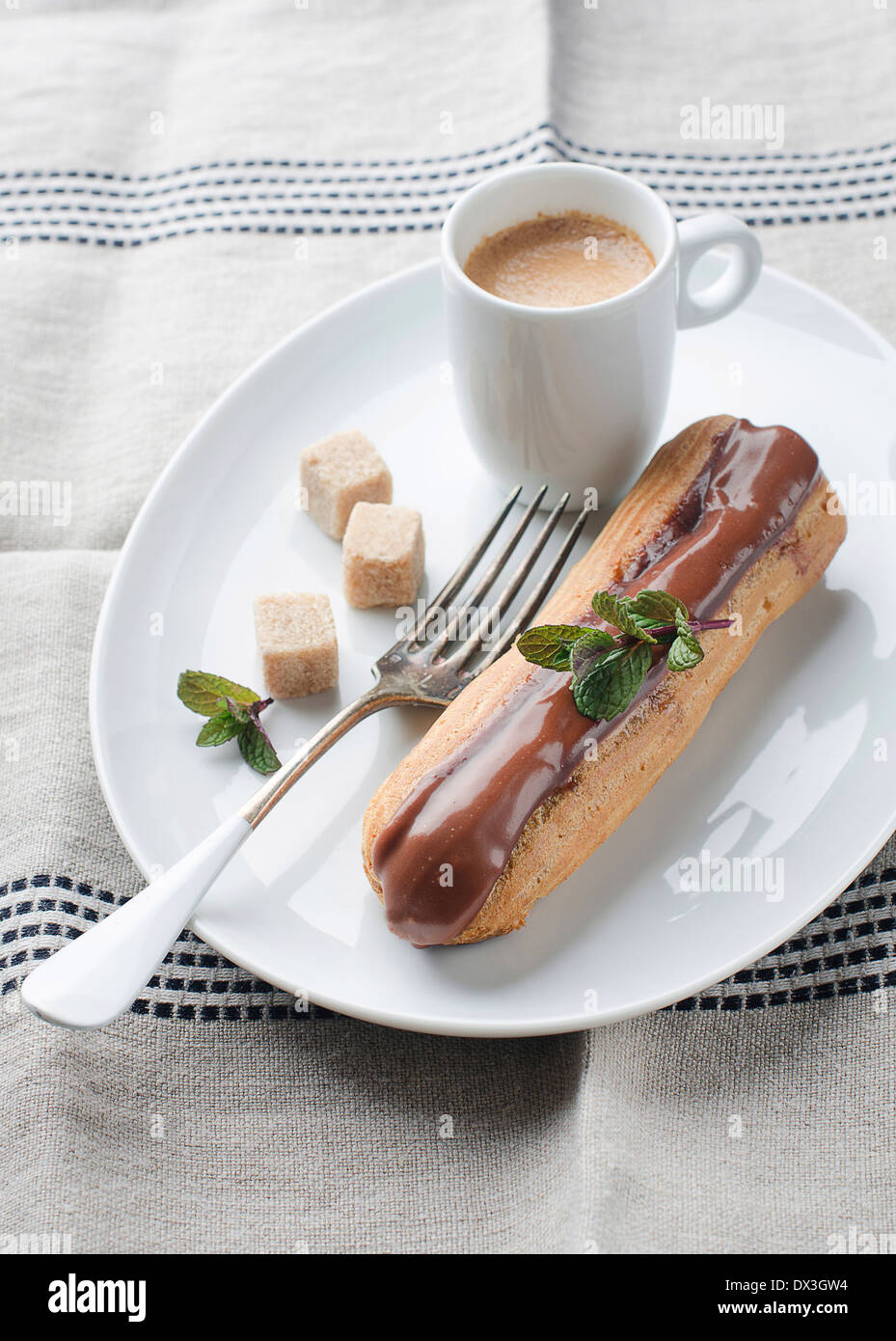 Kaffee und Eclair Kuchen mit Kaffee Stockfoto