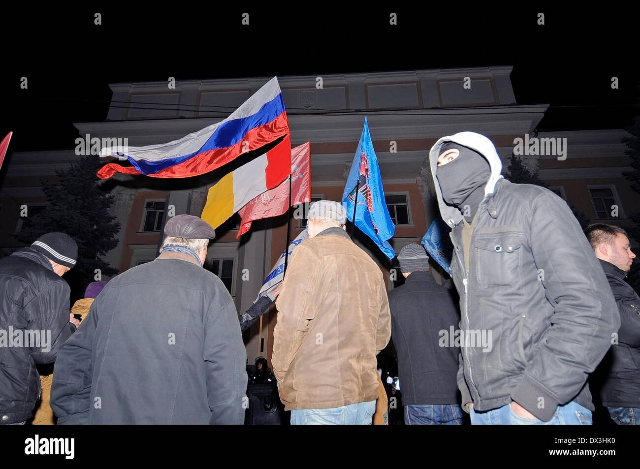 Odessa, Ukraine. 17. März 2014.    Befürworter des inhaftierten Führer Antymaydan (Kulikovo Field) - Anton Davydchenko, den Bau der SBU (Sicherheitsdienst der Ukraine) in Odessa Streikposten.    In Odessa verhaftet, der Anführer der Organisation "Jugend-Einheit" organisierte mehrheitlichen Antymaydan (Kulikovo Field) - Anton Davydchenko. Aktivist festgenommen am Montagabend in die Innenstadt von Spezialeinheit "Alfa" und an der Rezeption. Bildnachweis: Andrey Nekrassow/Alamy Live-Nachrichten Stockfoto