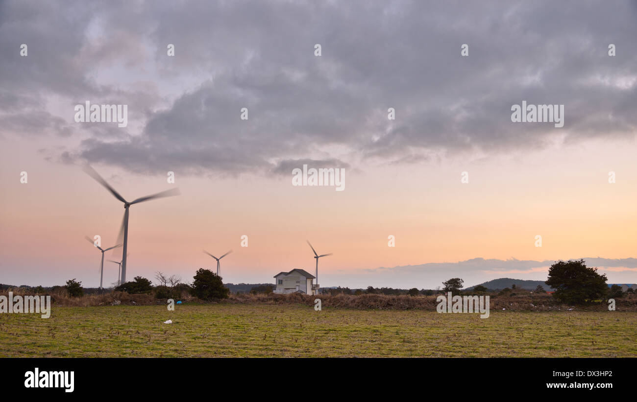 Elektro Power Generator Windkraftanlage über ein bewölkter Himmel Stockfoto