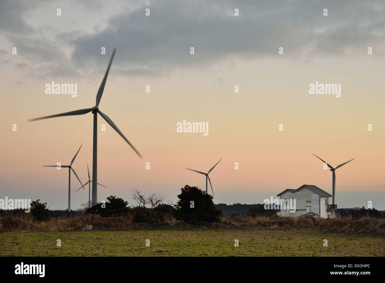 Elektro Power Generator Windkraftanlage über ein bewölkter Himmel Stockfoto