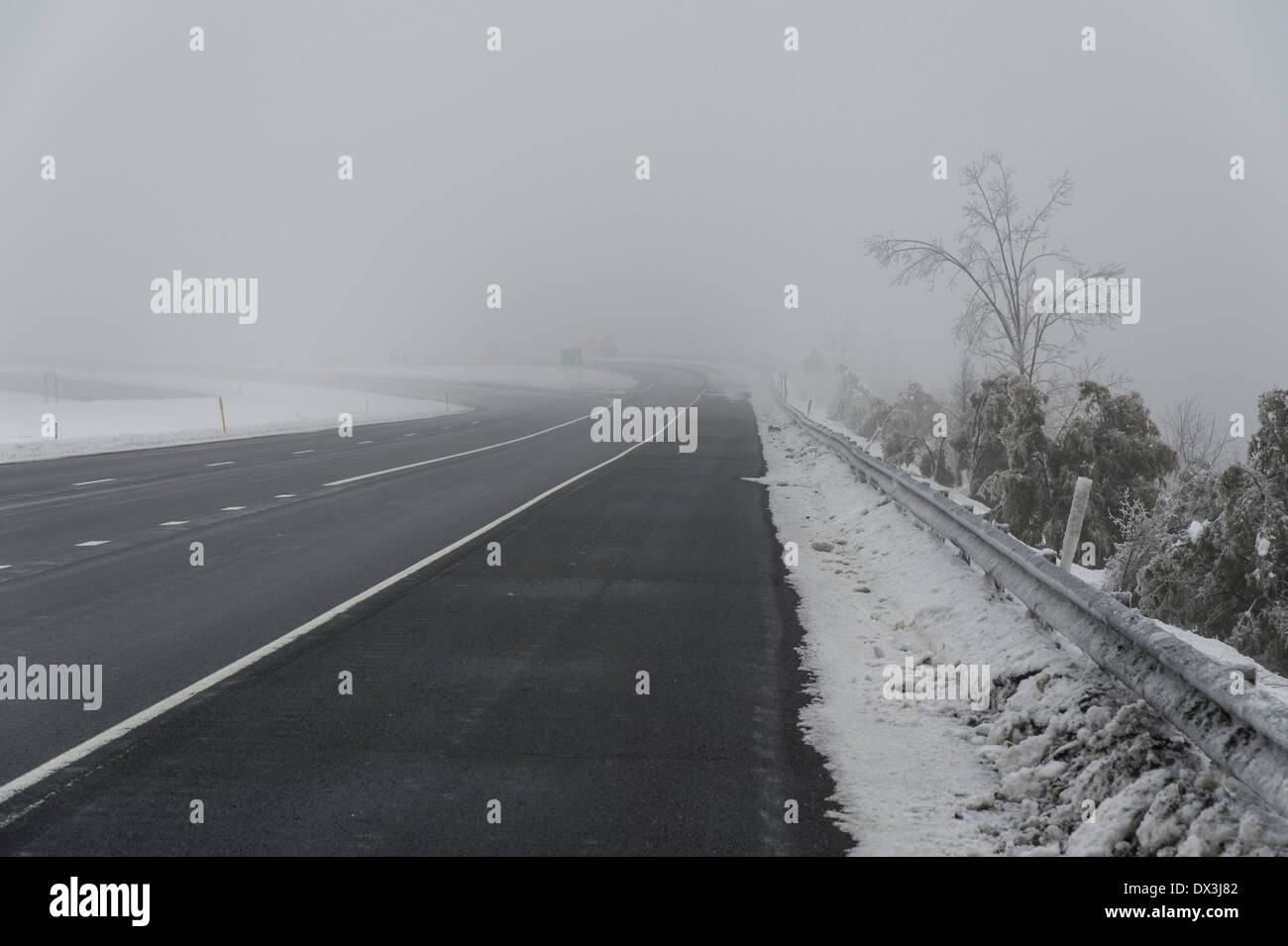 Leere Autobahn Winter neblig Stockfoto