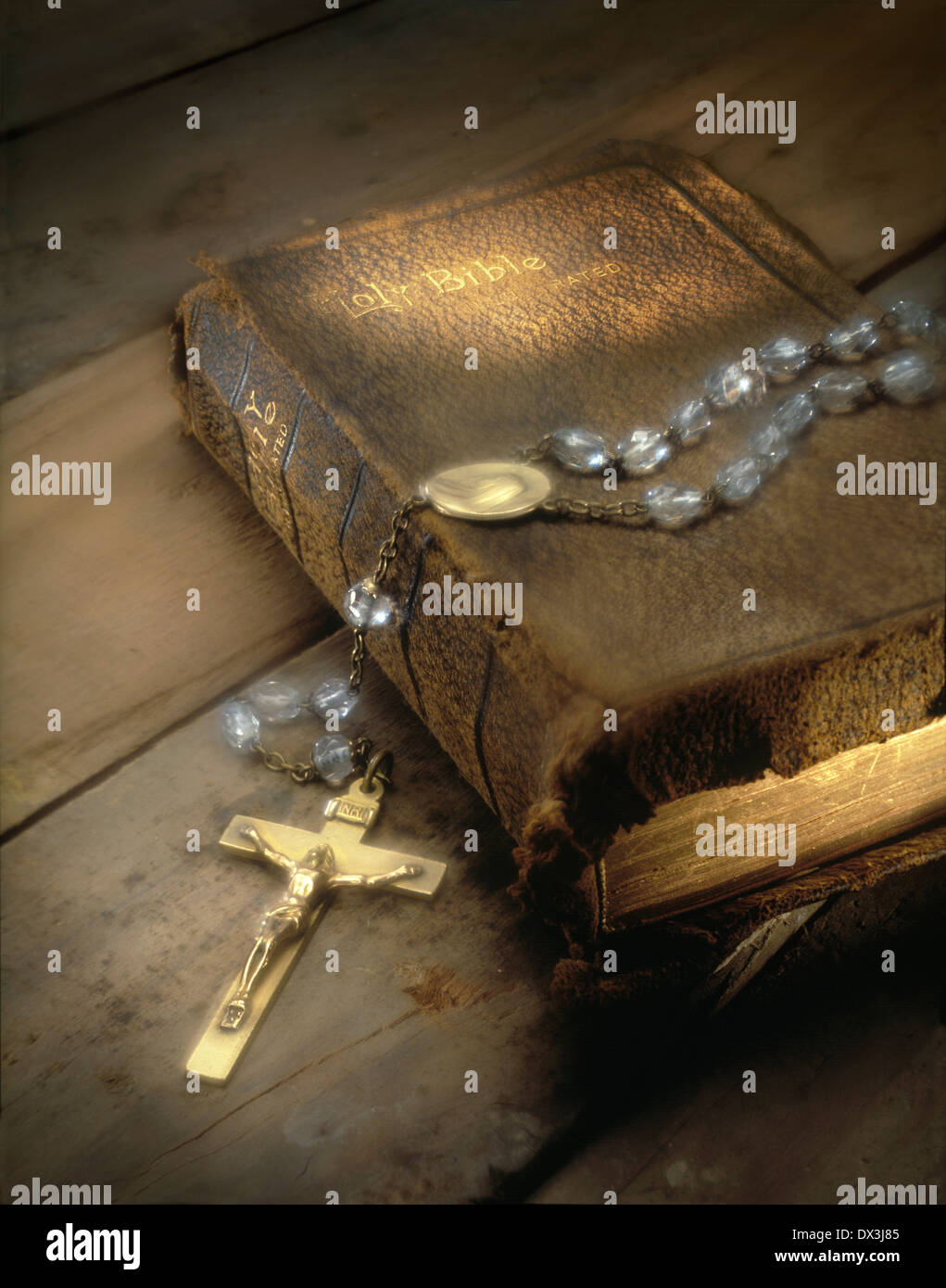 Bibel & Rosenkranz Kruzifix Kreuz auf verwittertem Holz, Studio-Stillleben Stockfoto