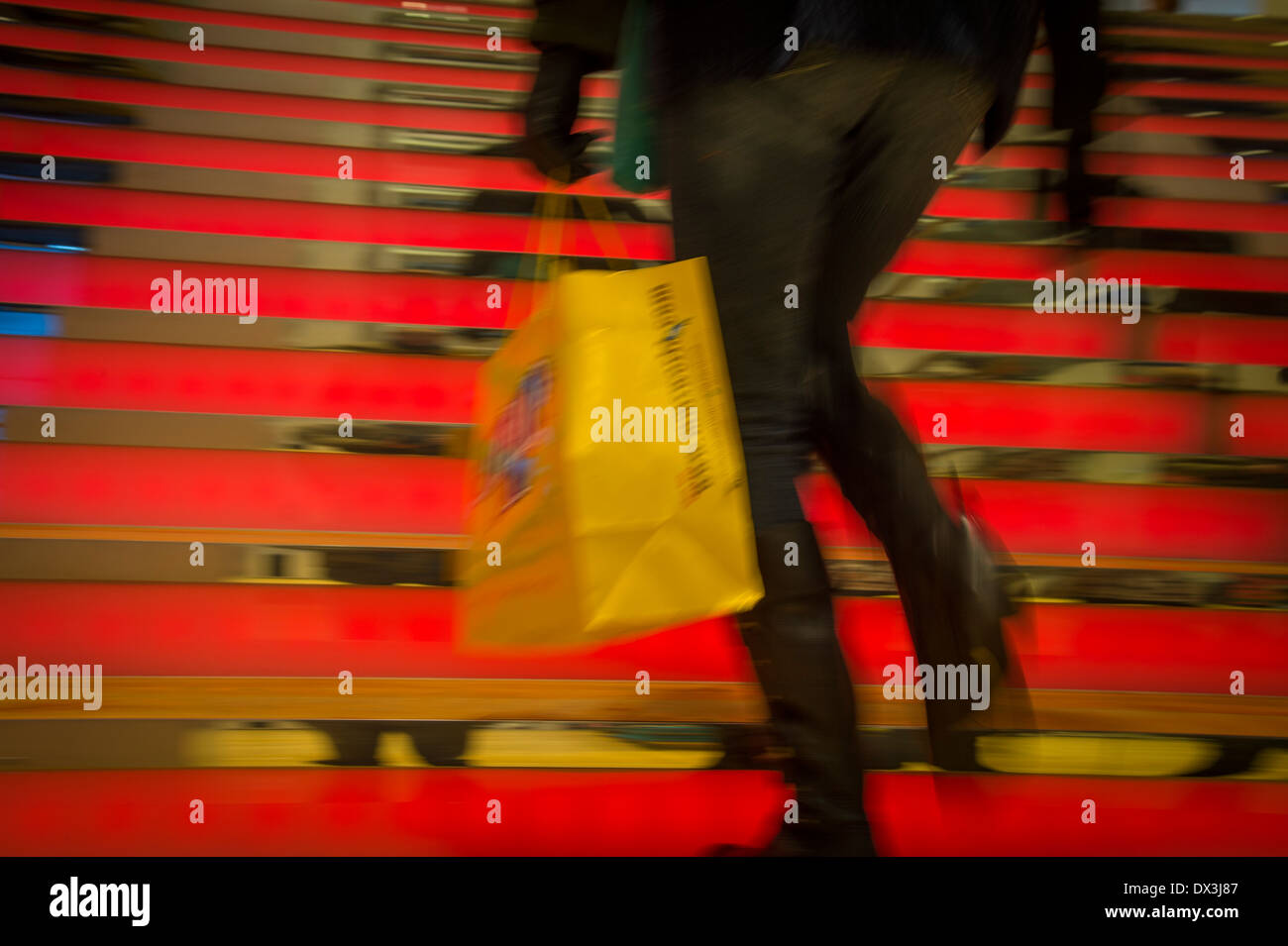 Frau zu Fuß rot Schritte Shopping Mall Stockfoto