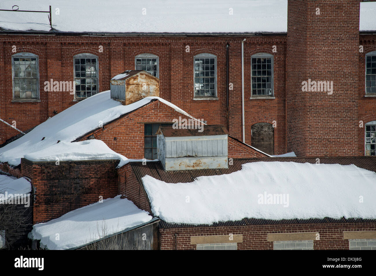 Alte Ziegel Industriegebäude außen mit Schnee Stockfoto