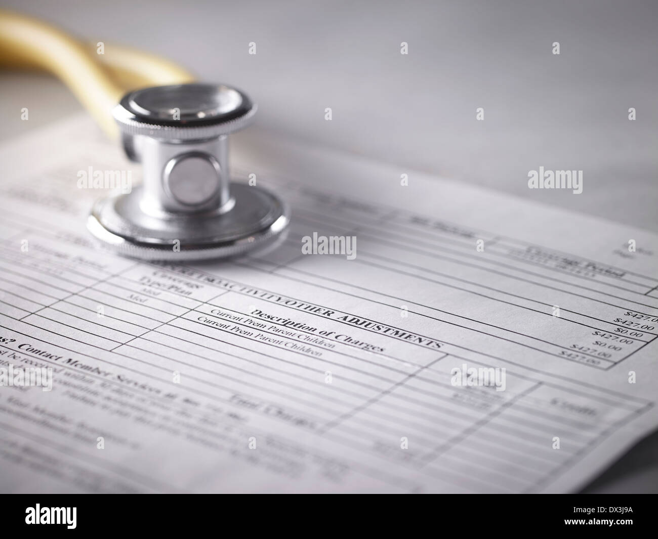 Stethoskop auf Versicherungsformularen Papierkram Stockfoto