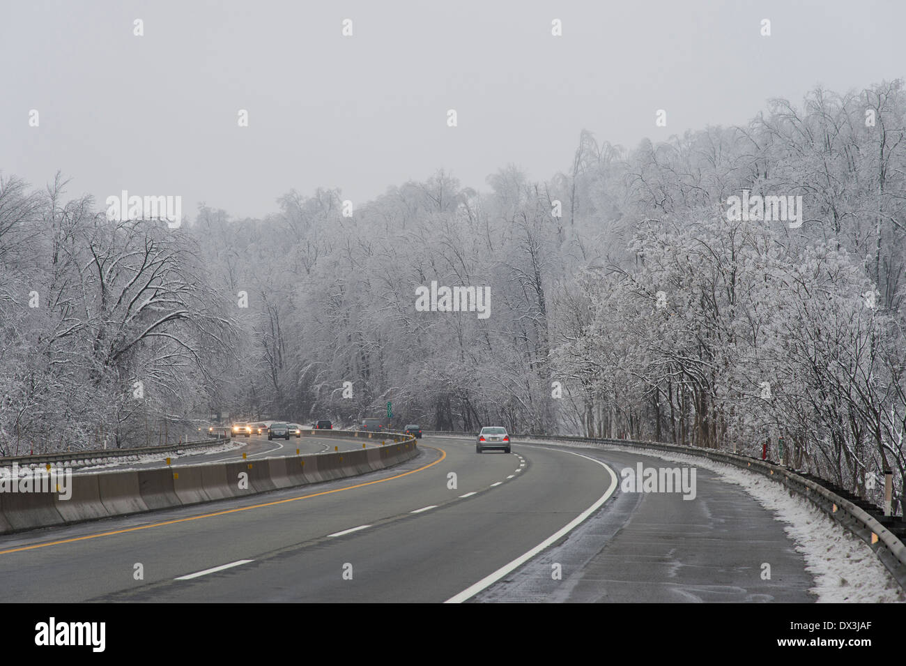 Fahren auf der Autobahn Winterwetter Schnee Stockfoto