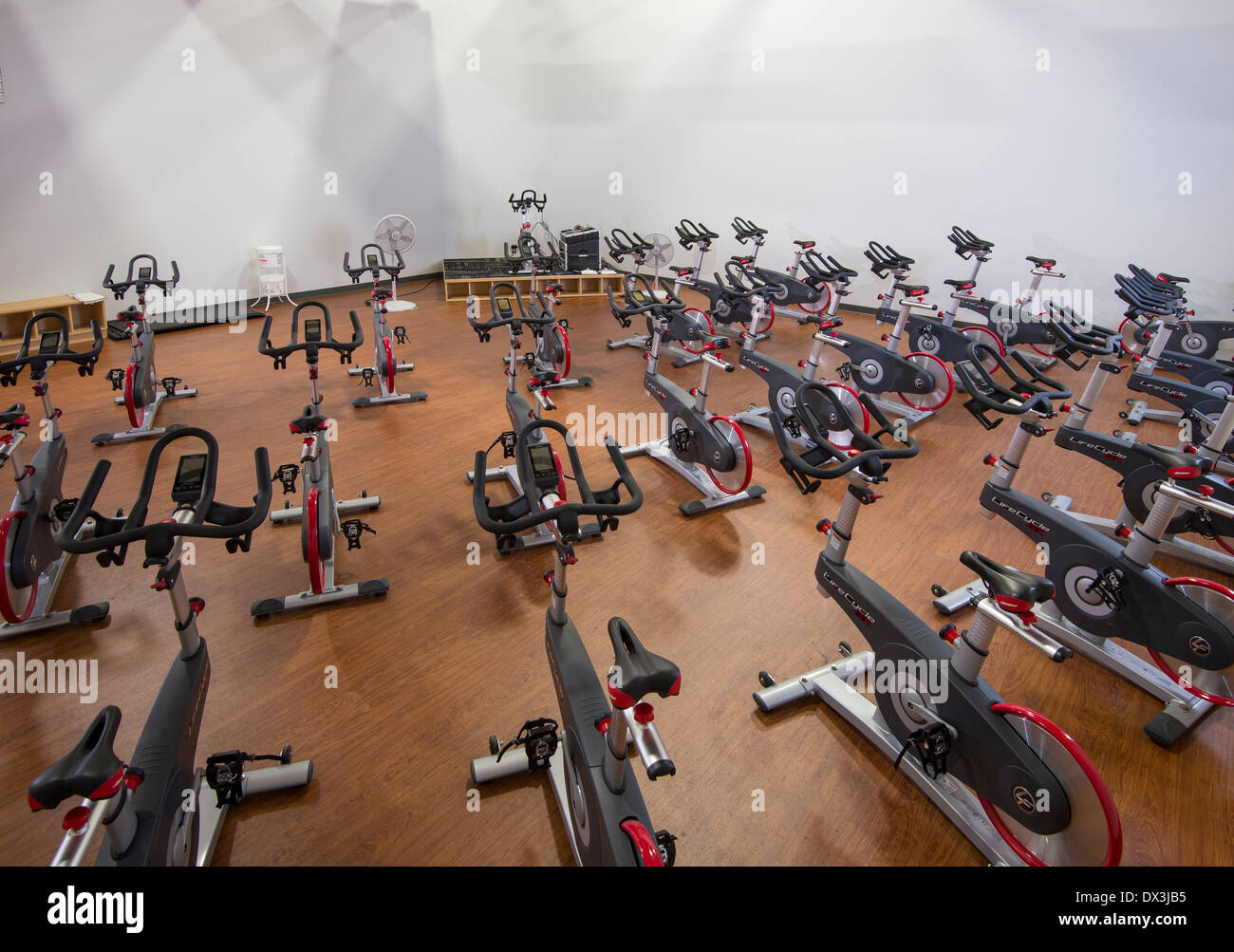 Spinning-Kurs im Fitness-Center Stockfoto