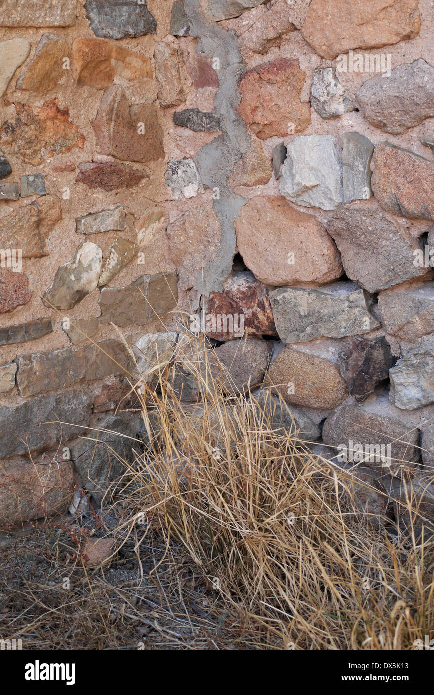 Ecke von einem alten Rock Gebäude in die Geisterstadt von Orgel, New Mexico Stockfoto