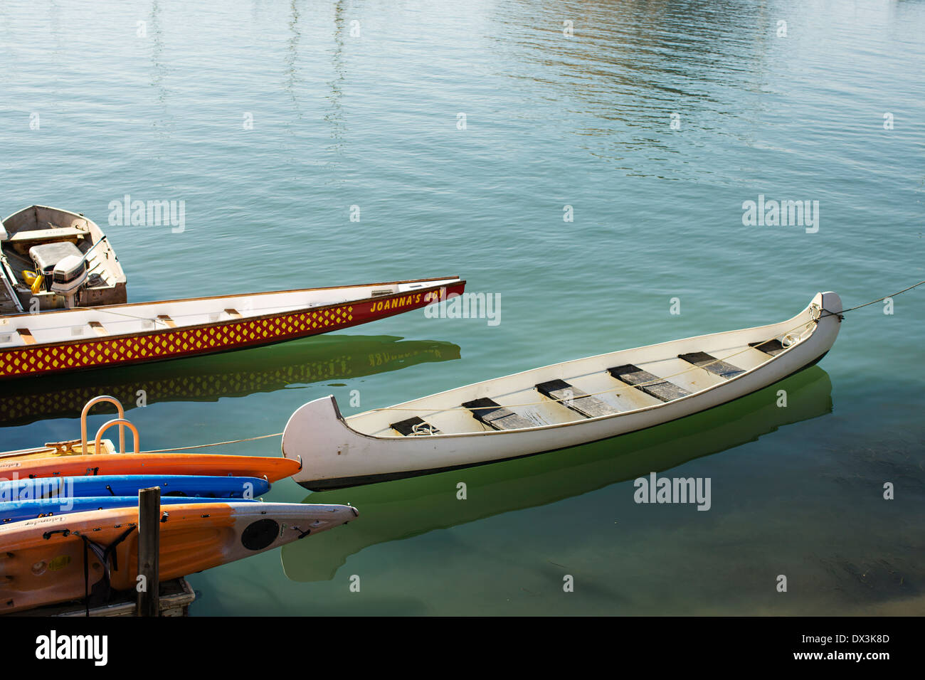 Boote festmachen auf ruhigem Wasser in Morro Bay, Kalifornien, USA Stockfoto