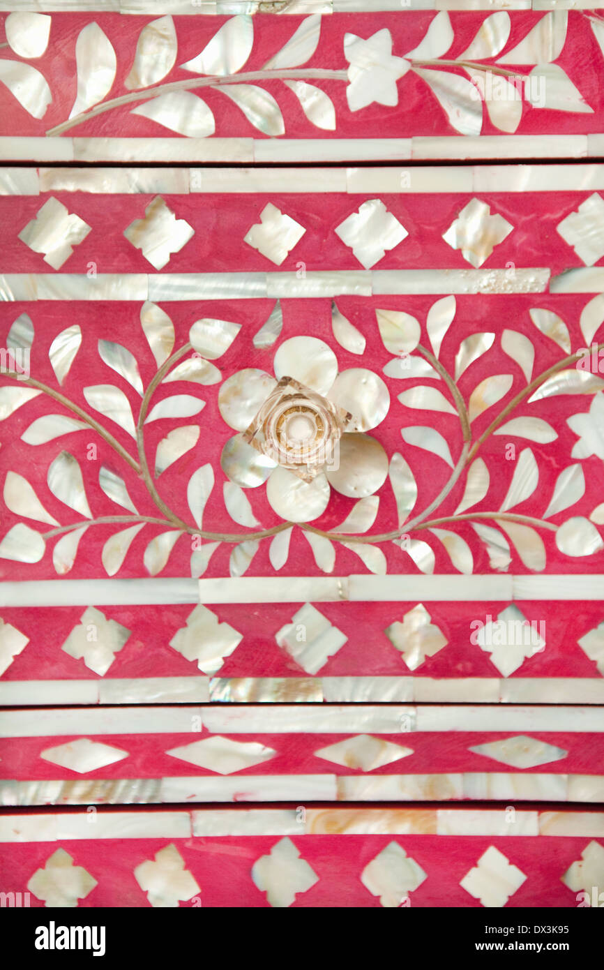 Intarsien-Detail von rosa und weiße Kommode Schublade, full-Frame, Nahaufnahme Stockfoto