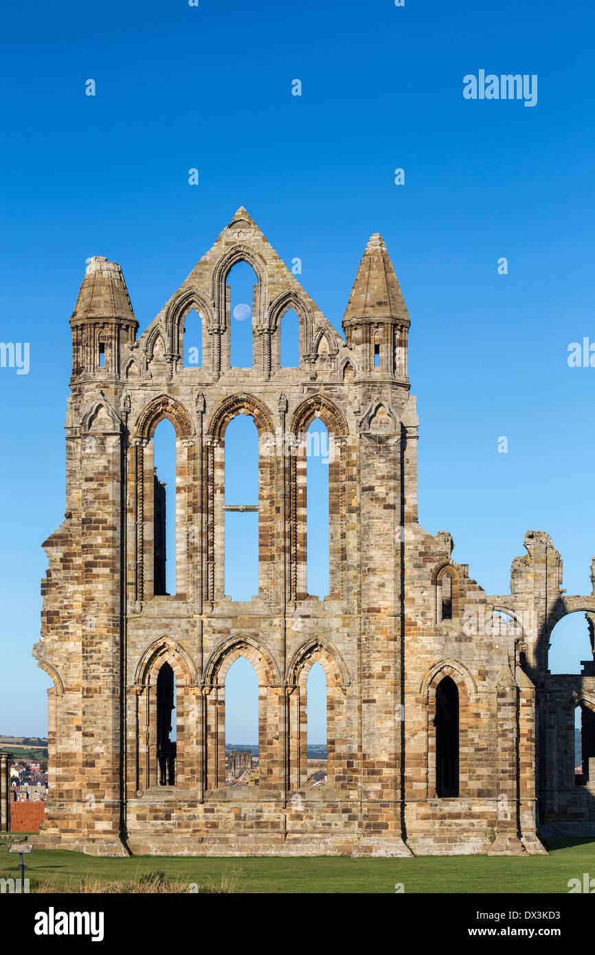 Mond und Whitby Abbey, North Yorkshire. Stockfoto