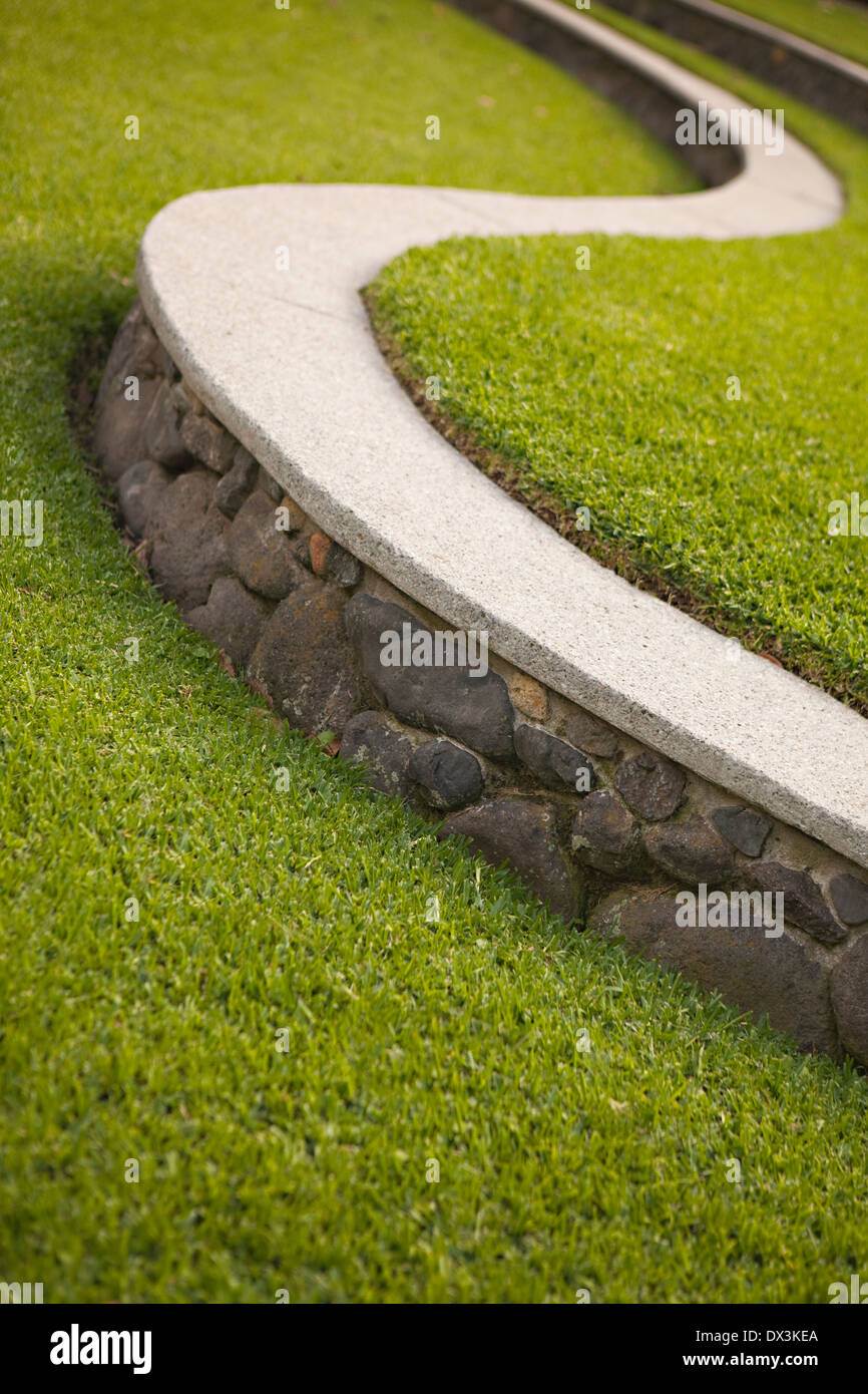 S-förmige Leiste entlang angelegten grünen Rasen, tilt Stockfoto