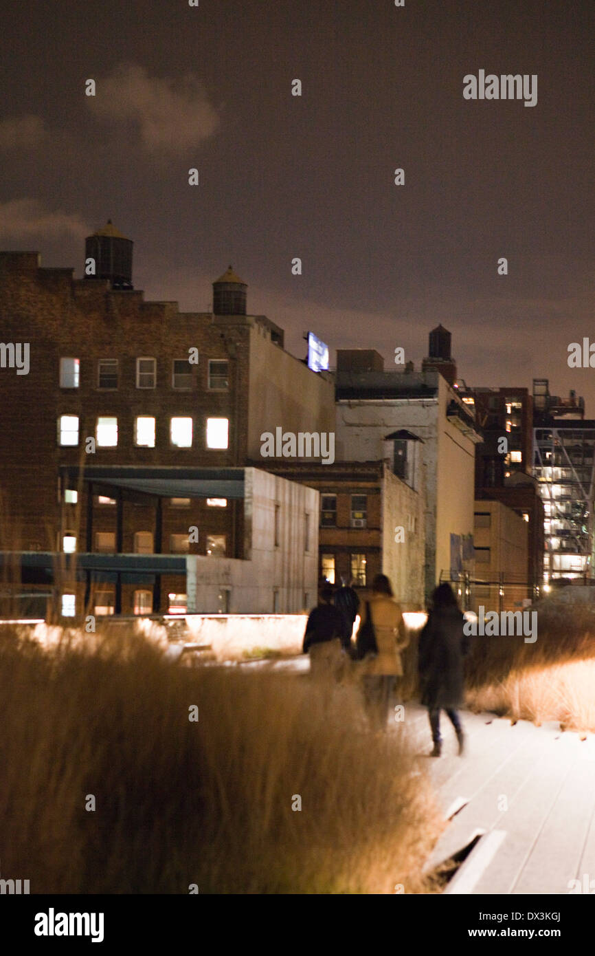 High Line Park nachts beleuchtet Freunde gehen auf hölzernen Fußweg, New York City, New York, Vereinigte Staaten von Amerika Stockfoto