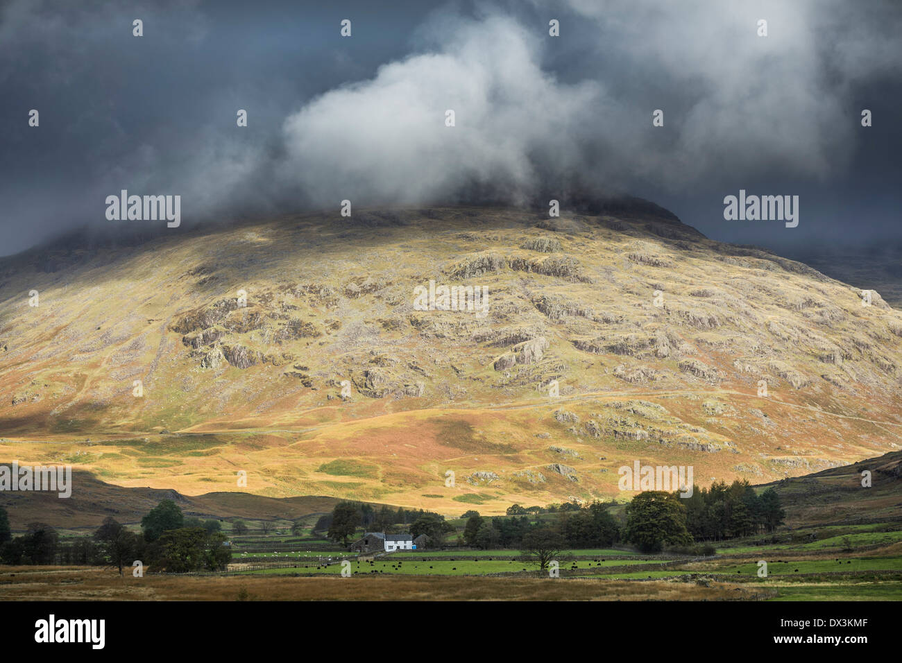 Niedrige Wolke über Ulpha fiel, Cumbria. Stockfoto