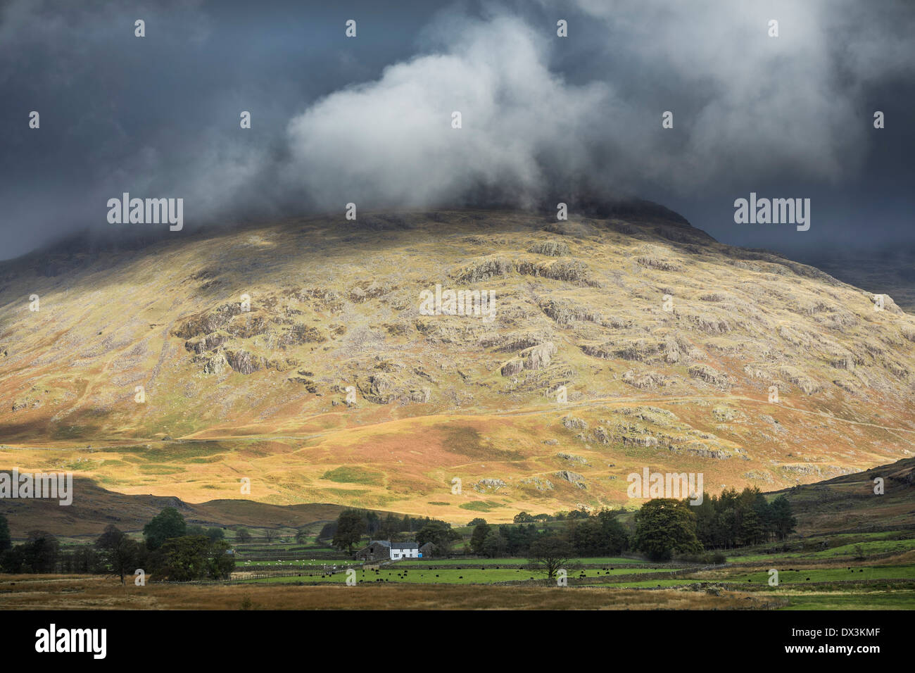 Niedrige Wolke über Ulpha fiel, Cumbria. Stockfoto