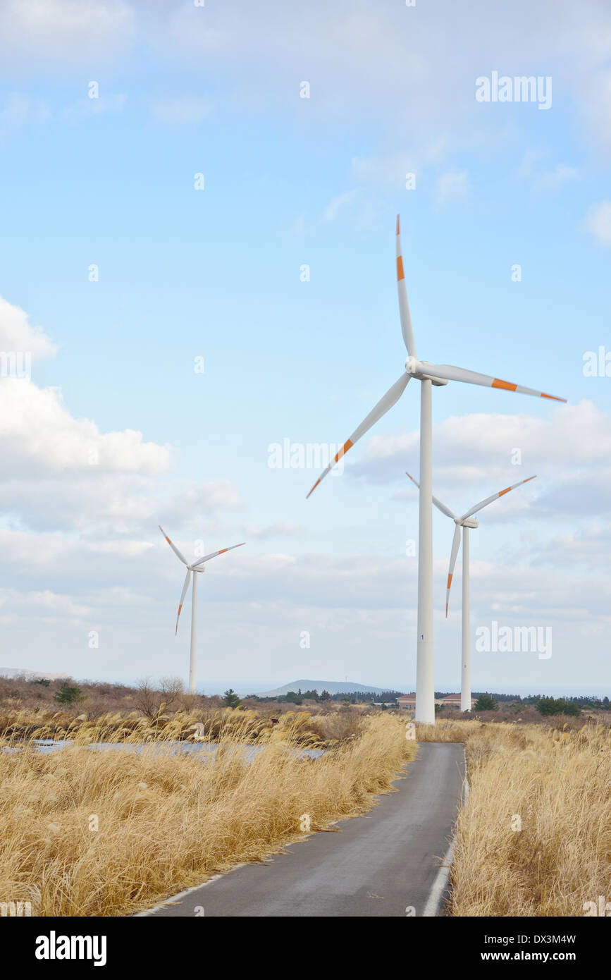 Elektro Power Generator Windkraftanlage über ein bewölkter Himmel Stockfoto