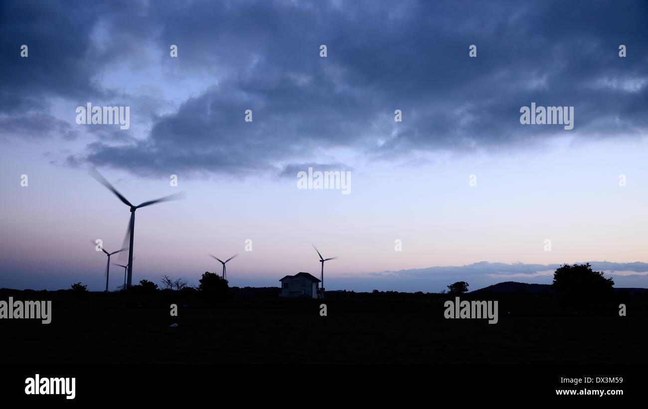 Elektro Power Generator Windkraftanlage über ein bewölkter Himmel Stockfoto