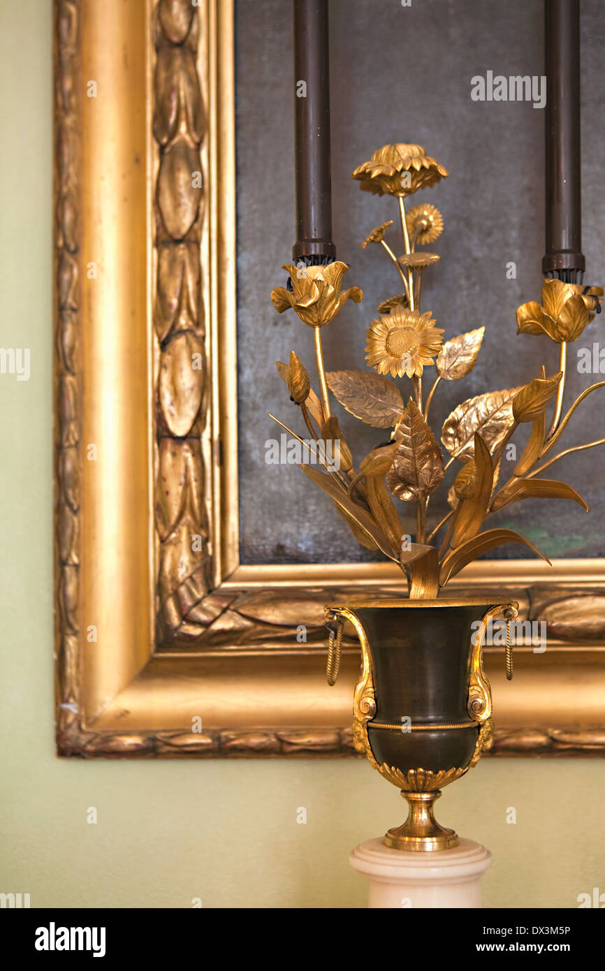 Reich verzierte goldene Skulptur und Bild Blumenrahmen Stockfoto
