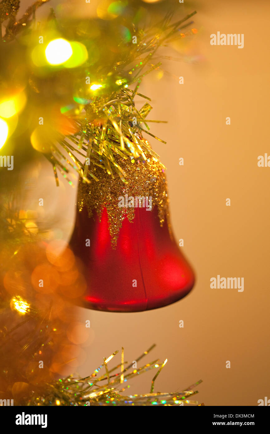 Rote Glocke Ornament hängen beleuchtete Weihnachtsbaum, Nahaufnahme Stockfoto