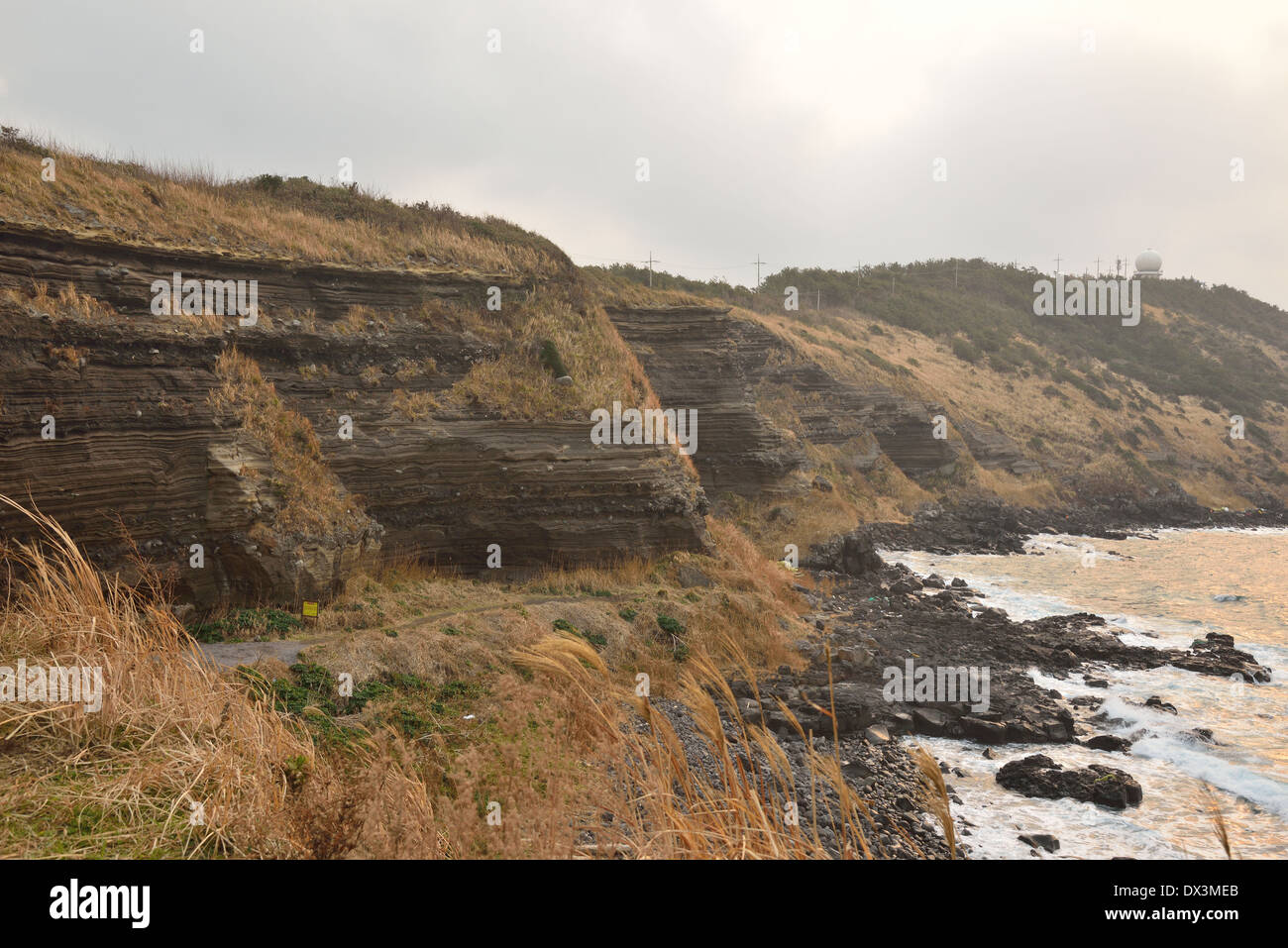 Ablagerungsbedingungen Strukturen in Suwolbong vulkanoklastischen Ablagerungen in Jeju Island Stockfoto