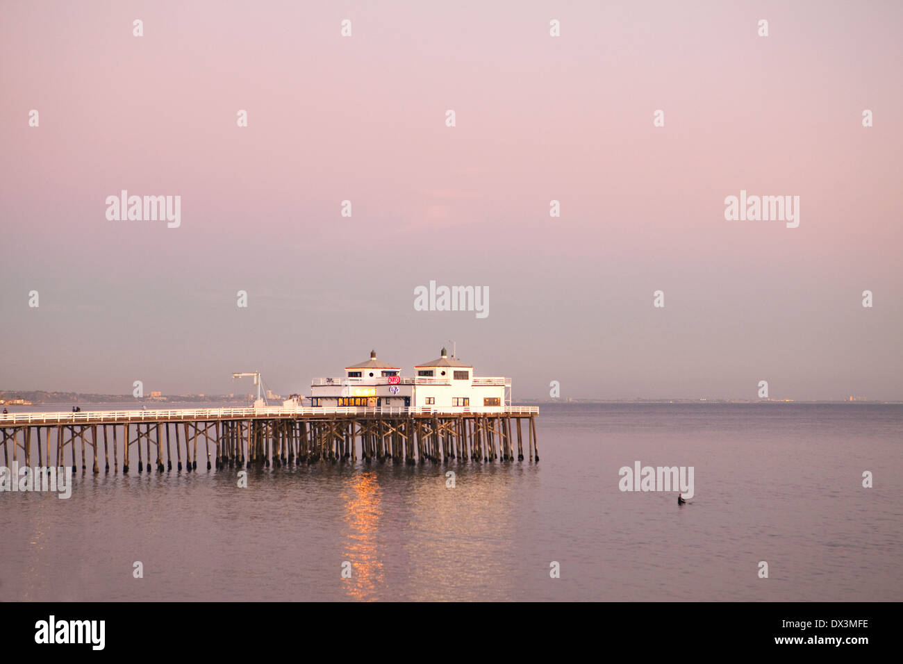 Malibu Pier über Ozean Seelandschaft bei Sonnenuntergang, Kalifornien, Vereinigte Staaten Stockfoto