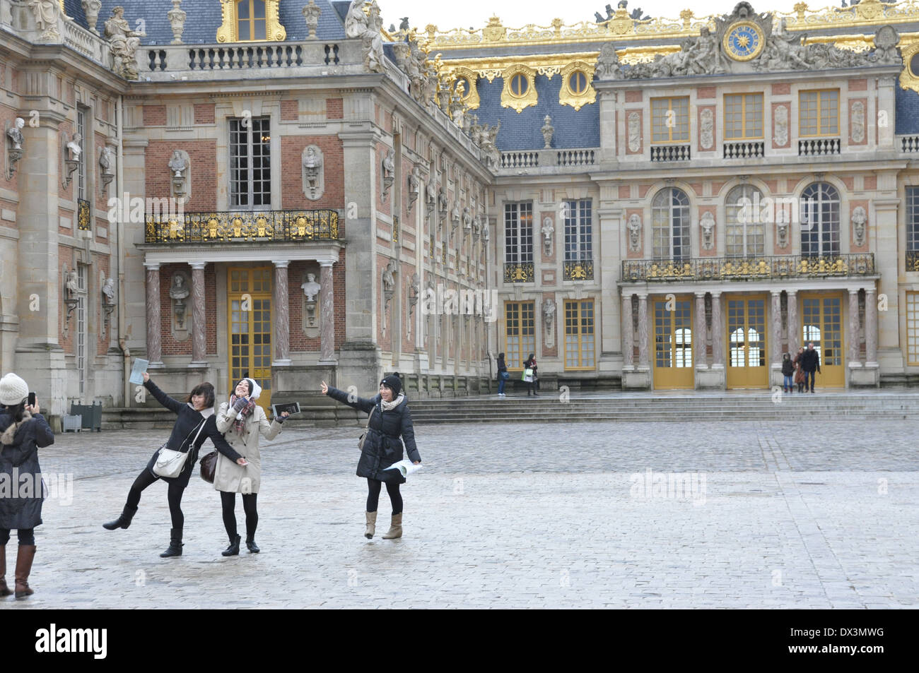 Touristen posieren und Fotografieren vor dem Palast von Versailles Stockfoto