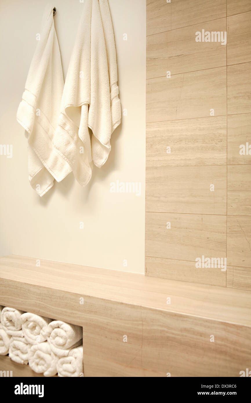 Weiße Handtücher aufhängen und aufgerollt in modernen spa Stockfoto