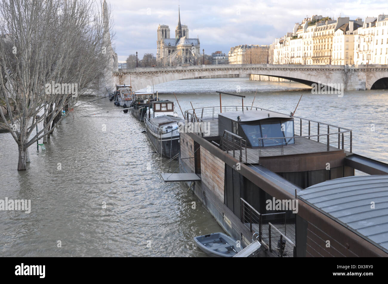 Port de la Tournelle unter Wasser als Siene River ist im Februar 2013 überflutet. Stockfoto