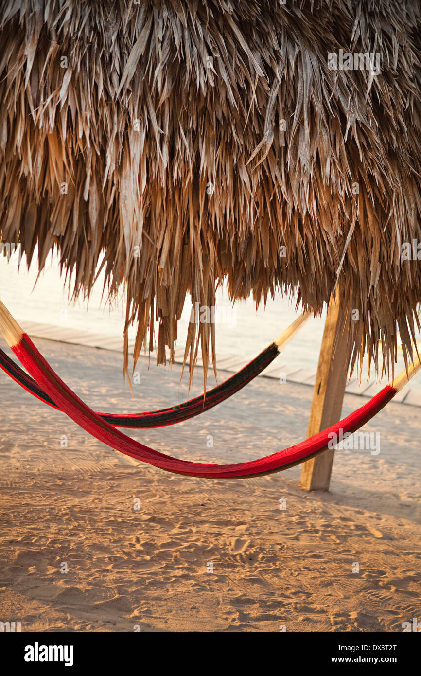 Hängematten unter Palapa am Sonnenstrand, kippen Stockfoto