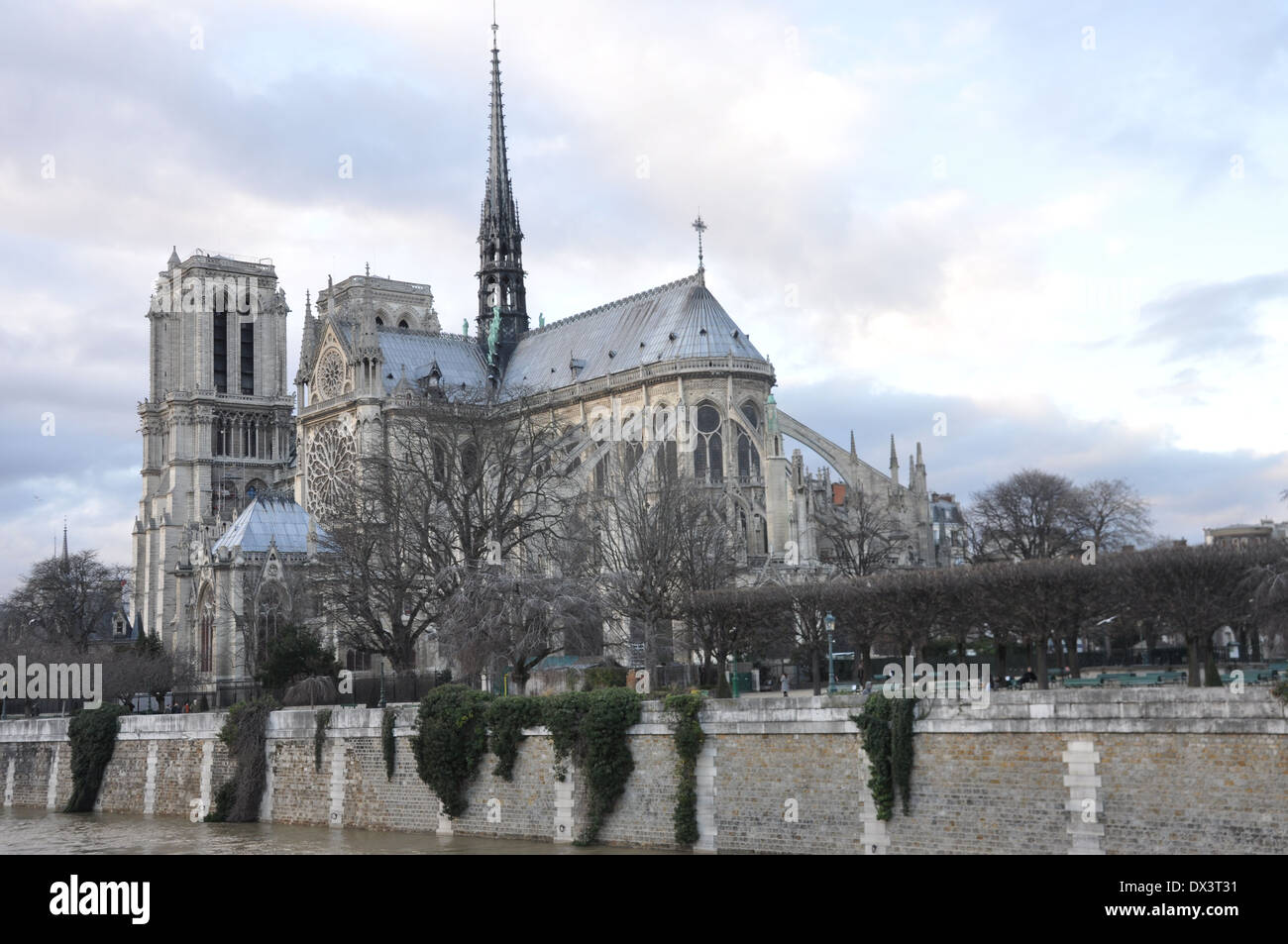 Süd-östlichen Aspekt der Kathedrale Notre-Dame von Pont de l'Archevêché, Abend-Fluss gesehen Stockfoto