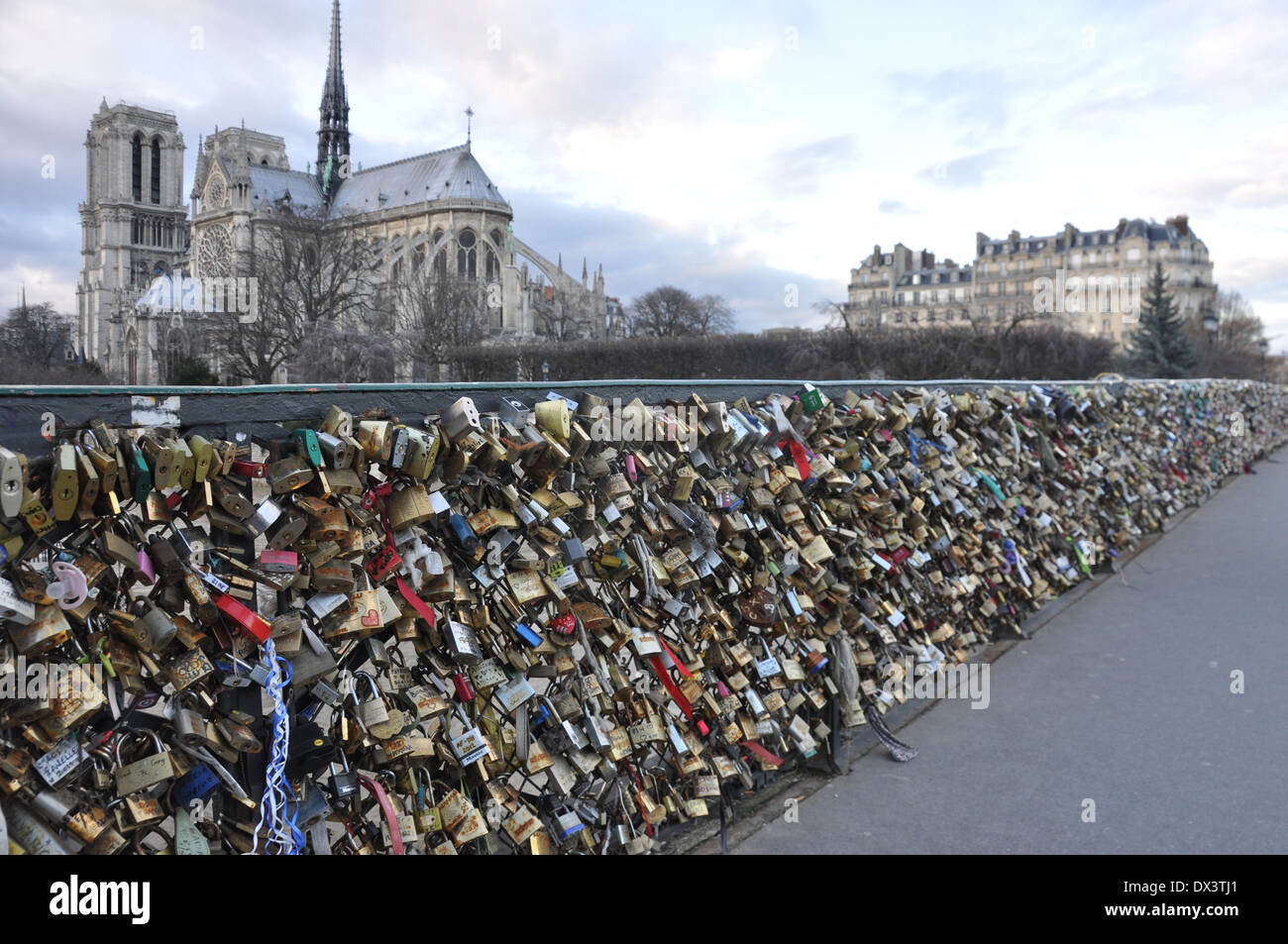 Pont de l'Archevêché, Lovelock Brücke mit Notre Dame Kathedrale im Hintergrund. Stockfoto