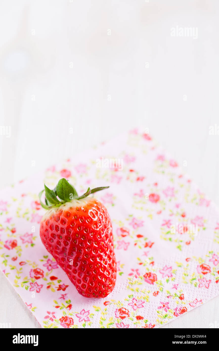 Nahaufnahme von einer frischen Erdbeere ruht auf dekorative floral serviette Stockfoto