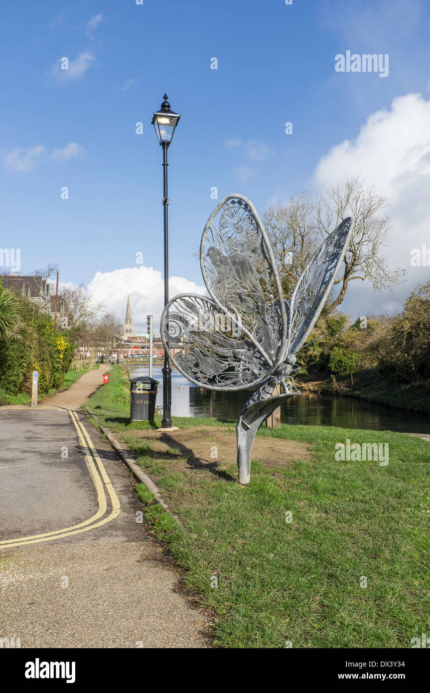 Stahlskulptur eines Schmetterlings von Steve Tomlinson neben dem Chichester Kanal West Sussex England UK Stockfoto