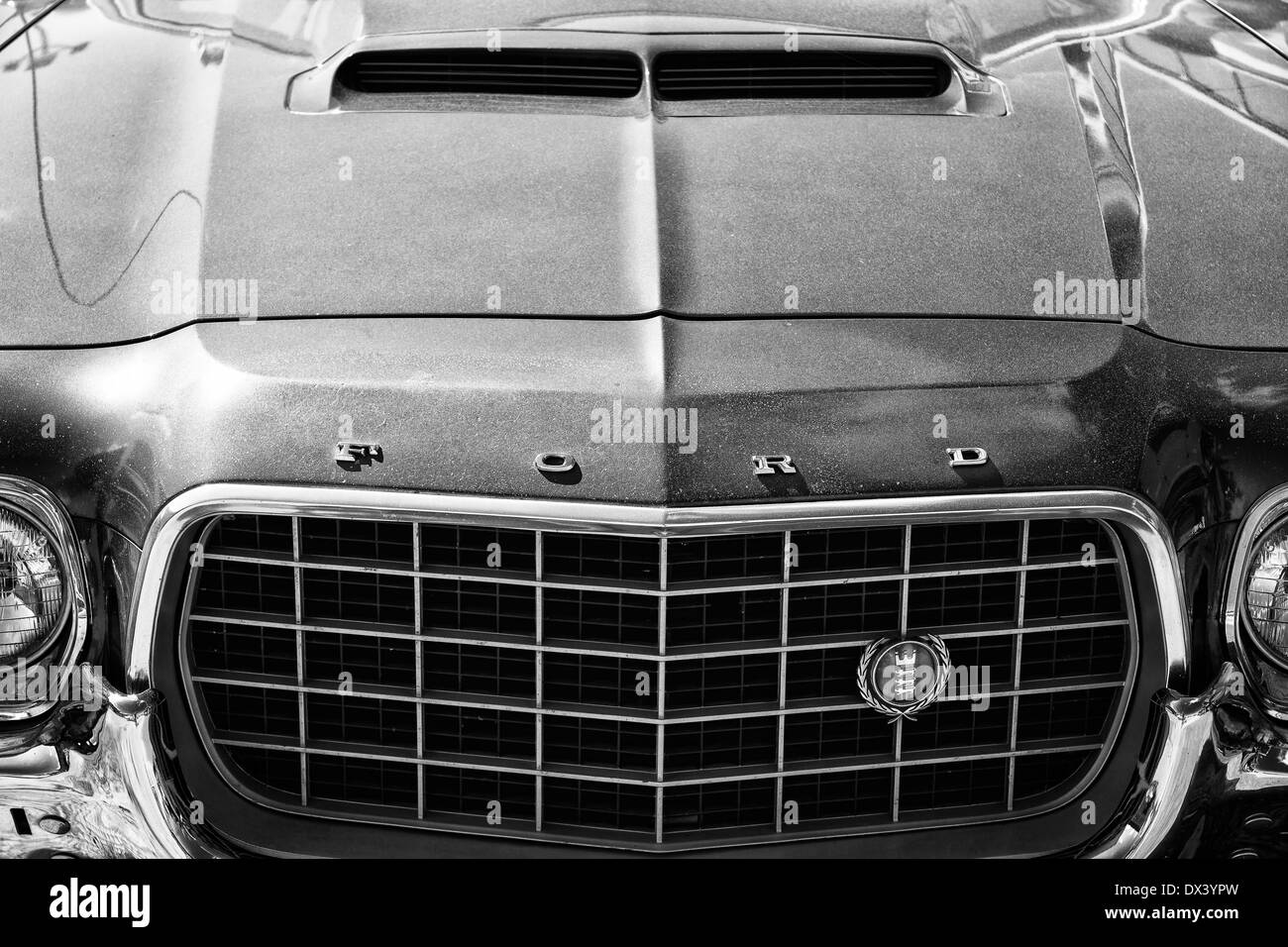 Detail der Front eines Mittelklasse-Autos Ford Gran Torino Sport  SportsRoof, schwarz und weiß Stockfotografie - Alamy