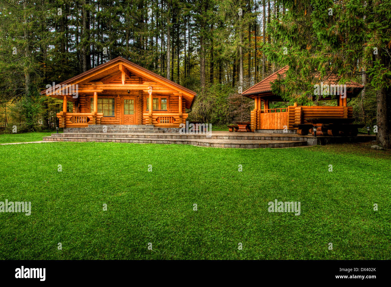 Ferienwohnung - Holzhaus im Wald Stockfoto