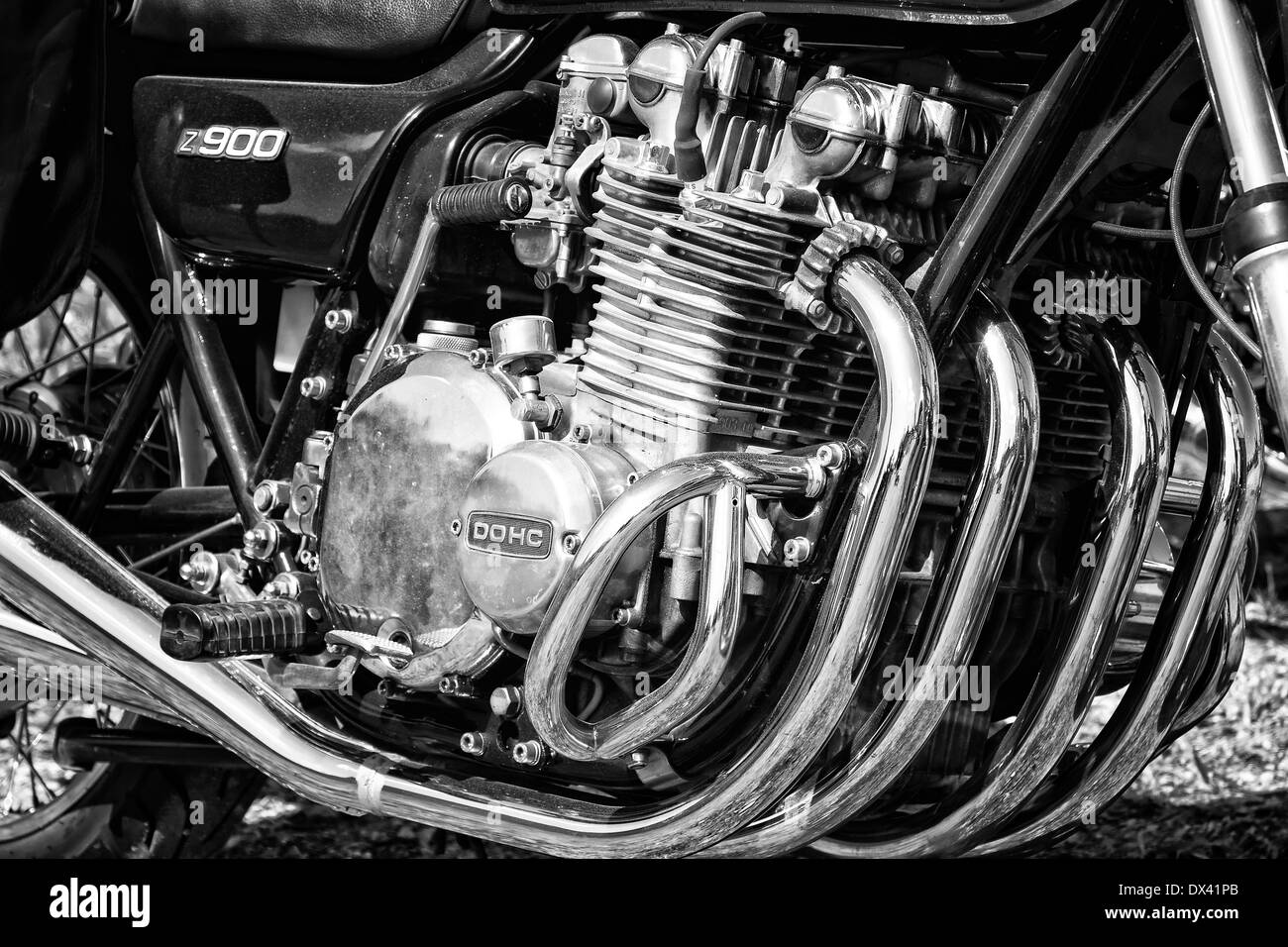 Nahaufnahme des Motorrad-Motor Kawasaki Z900, schwarz und weiß ...