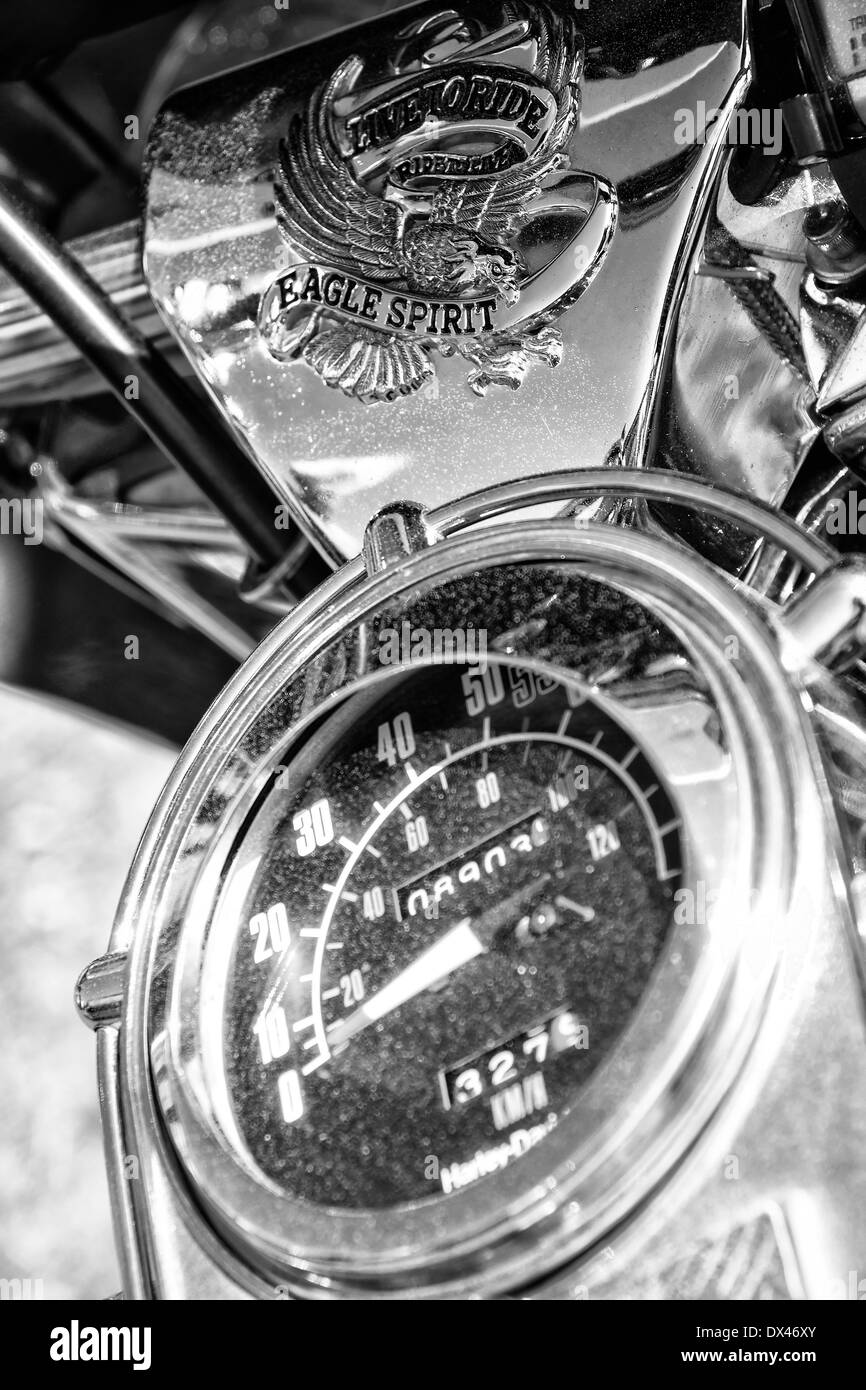 Detail des Dashboards und Kraftstofftank Motorrad Harley-Davidson Electra Glide Ultra Classic, schwarz / weiß Stockfoto