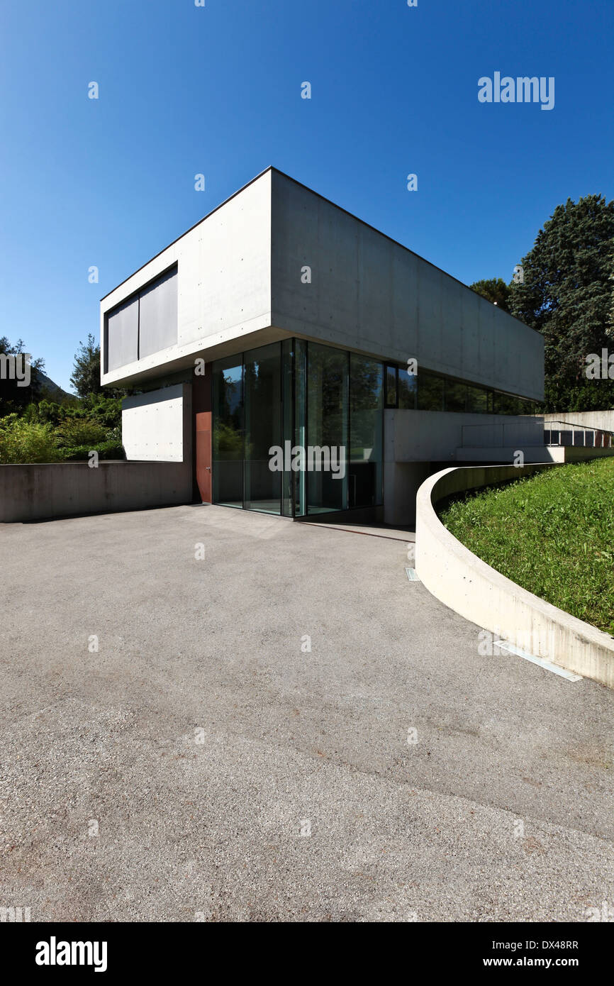 Eingang eines modernen Hauses in beton Stockfoto