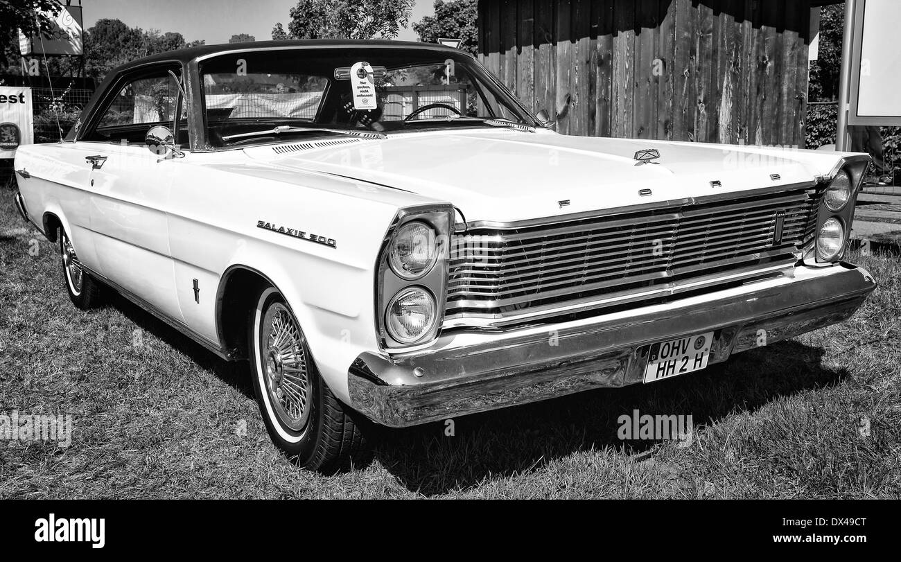 Full-size Car Ford Galaxie 500 2-türige Hardtop (Dritte Generation), schwarz / weiß Stockfoto