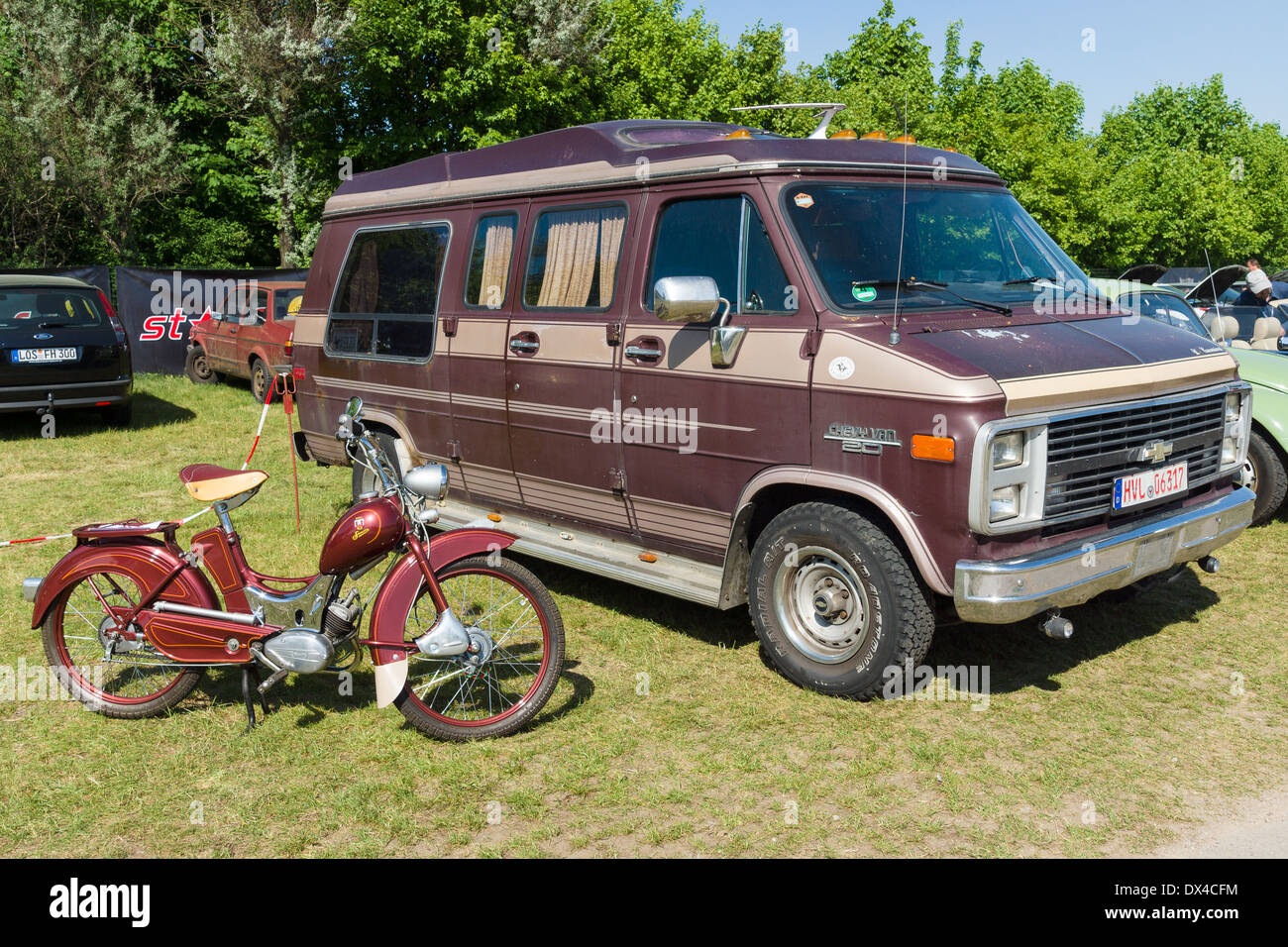 Full-Size-van Chevrolet Van G20 und moped Simson SR2 Stockfoto