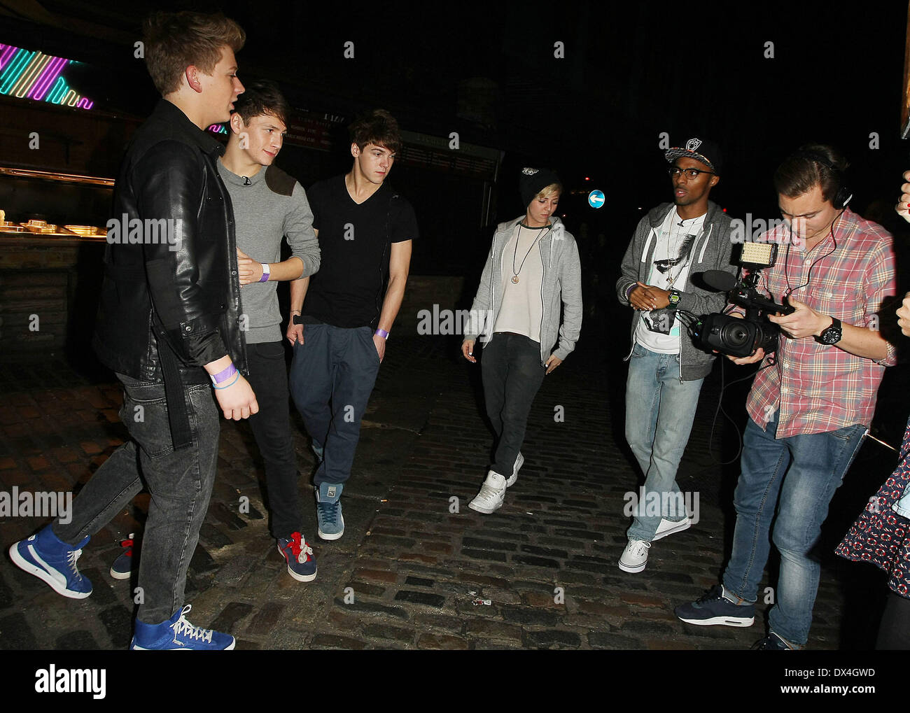 Von links nach rechts: Greg West, Michael Parsons und Dan Ferrari-Lane von District3 aka Bezirk 3 mit Charlotte Rundle und Simeon Dixon, der X-Factor im Gilgamesch-Epos Restaurant in Camden. London, England - 18.10.12 wo: London, Vereinigtes Königreich bei: 18. Oktober 2012 Stockfoto