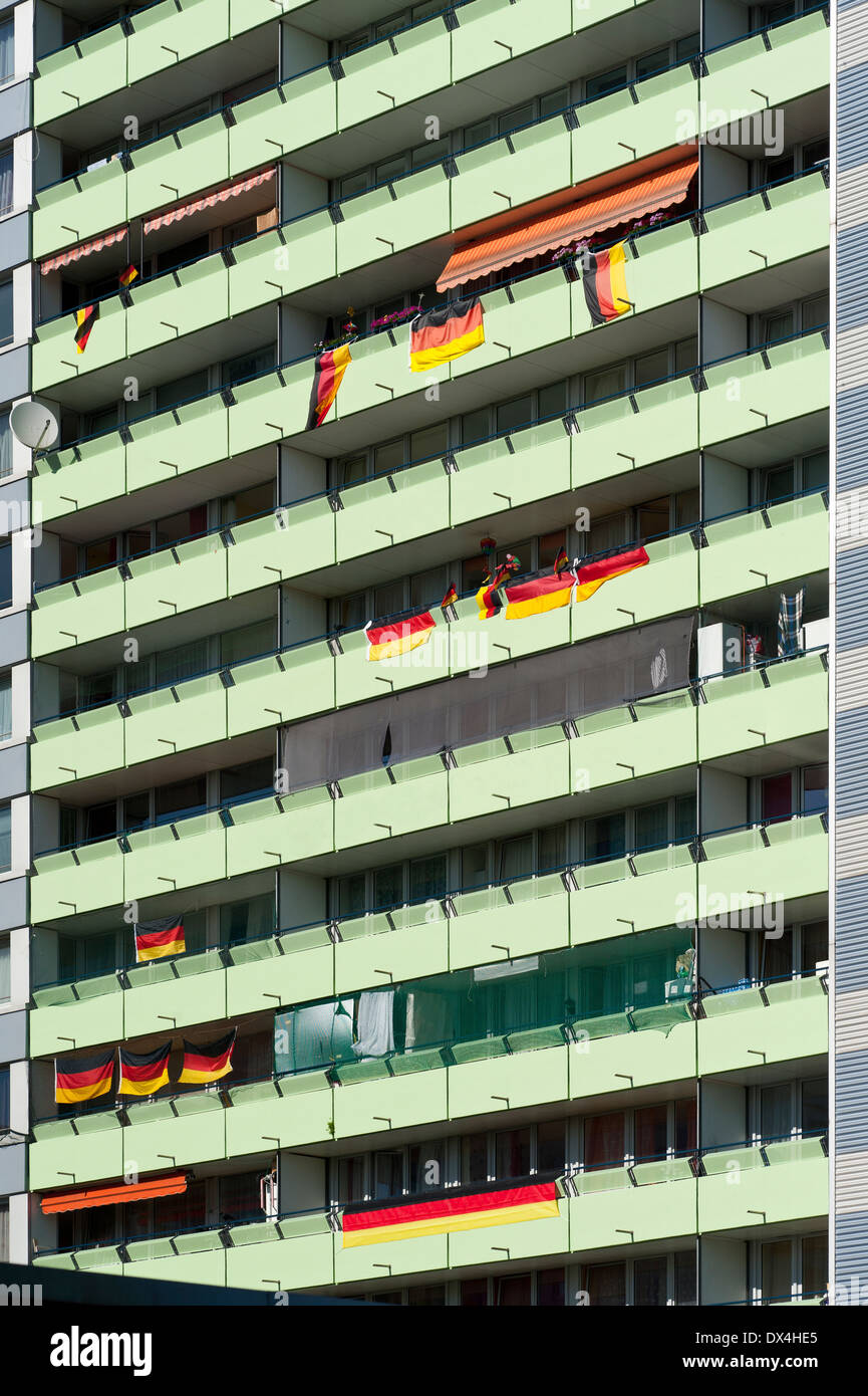 Gebäude mit Deutschlandfahnen Stockfoto