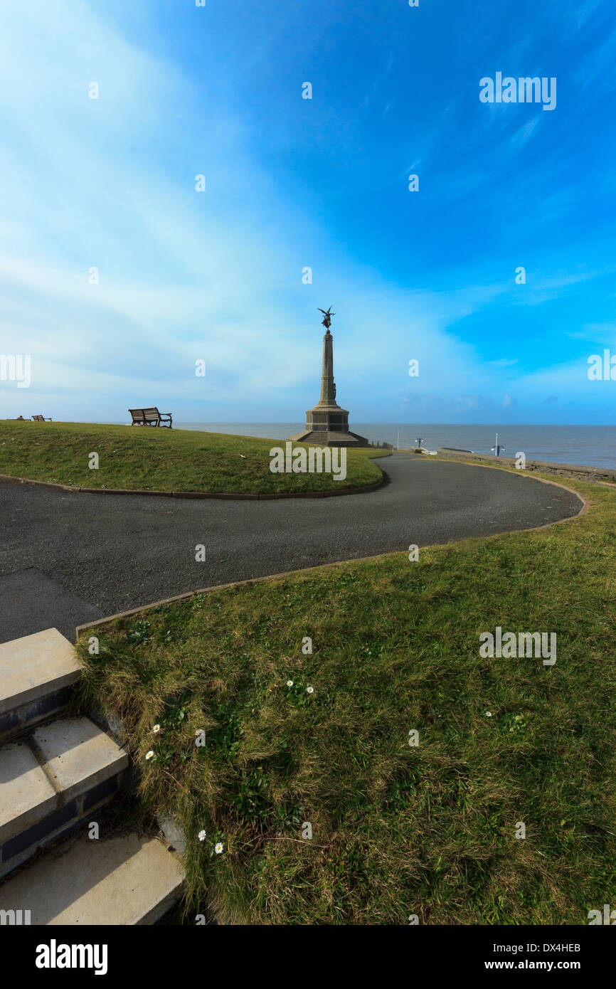 Ein Blick auf das Meer und das Denkmal von der Burg Aberystwyth in Wales. Stockfoto
