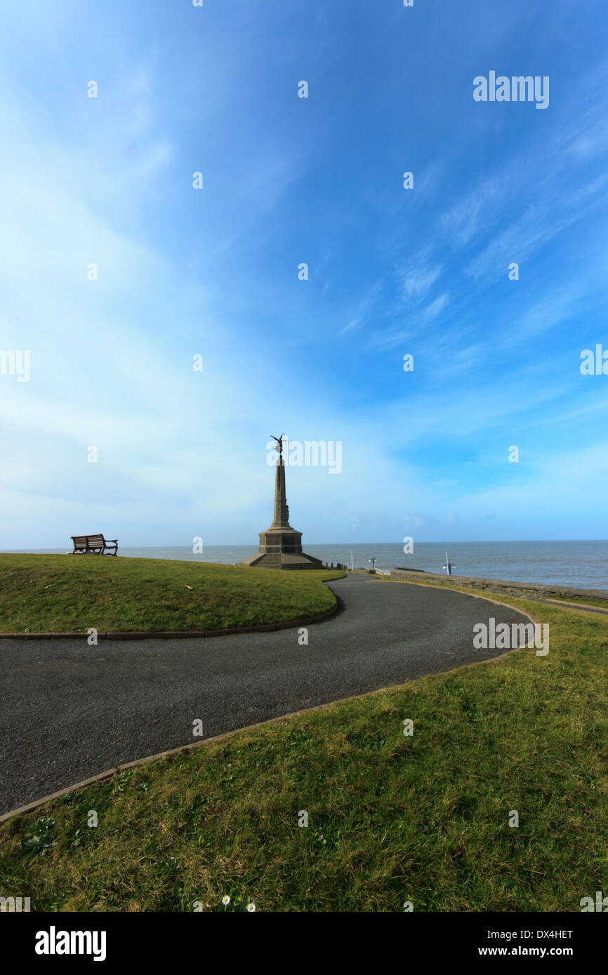 Ein Blick auf das Meer und das Denkmal von der Burg Aberystwyth in Wales. Stockfoto