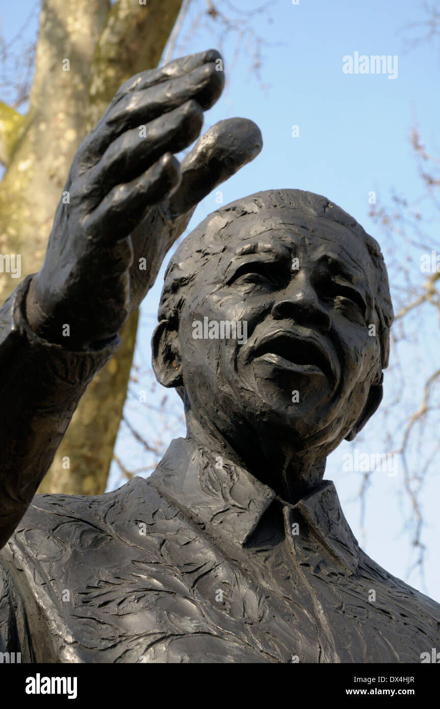London, England, Vereinigtes Königreich. Bronze-Statue (Ian Walters, 2007) von Nelson Mandela in Parliament Square. Stockfoto