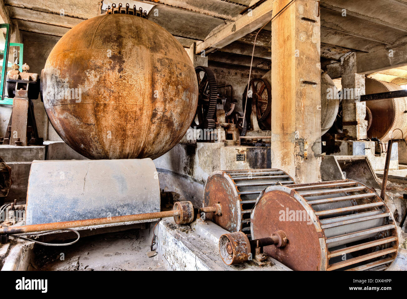 Verlassene Maschinen in einer alten Papierfabrik. Stockfoto