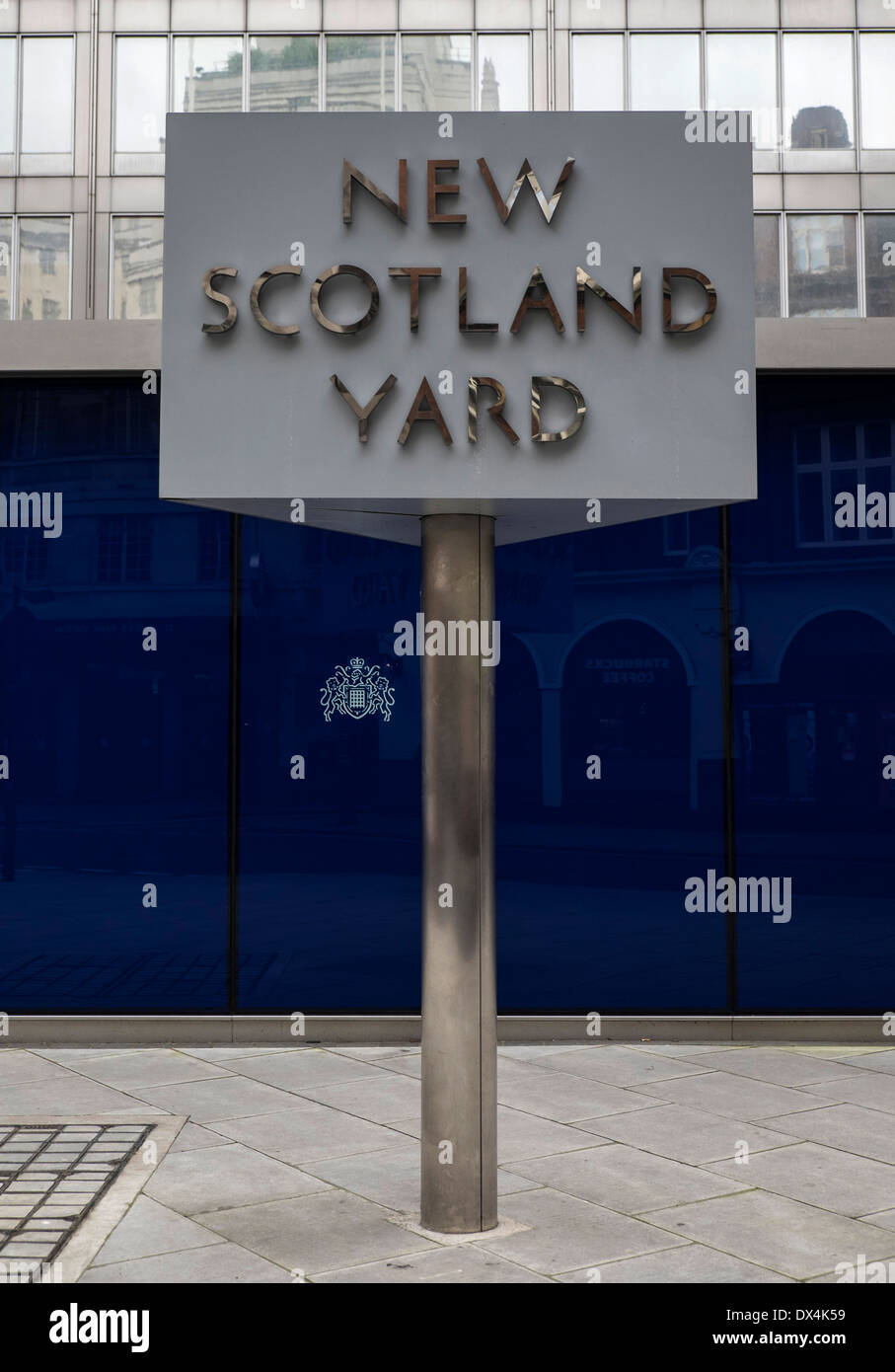 Das drehenden Zeichen außerhalb New Scotland Yard, Hauptquartier der Metropolitan Police. Stockfoto