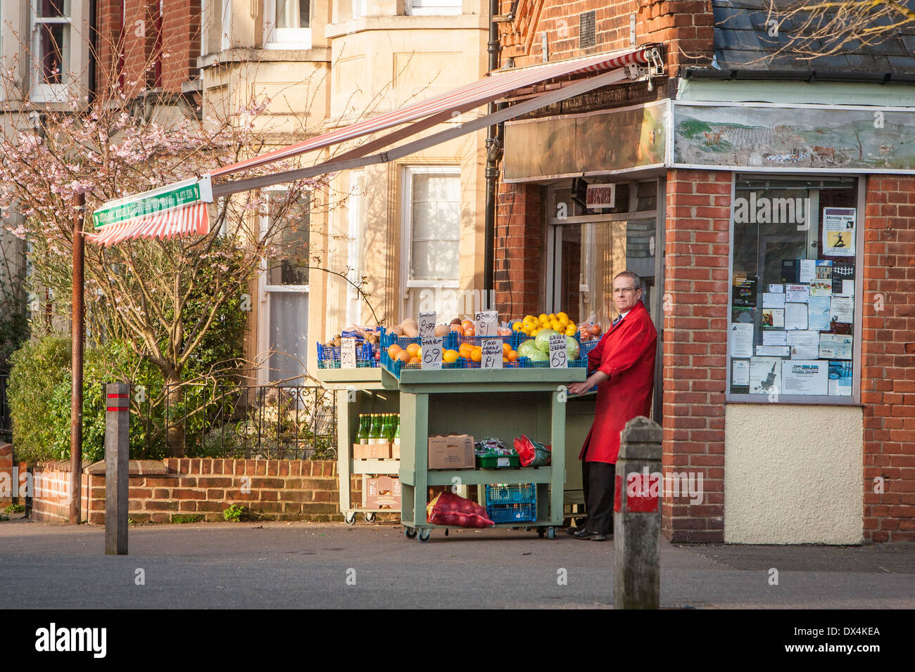 Traditionelle Ladenbesitzer außerhalb seiner Tante-Emma-Laden in Cambridge, England Stockfoto