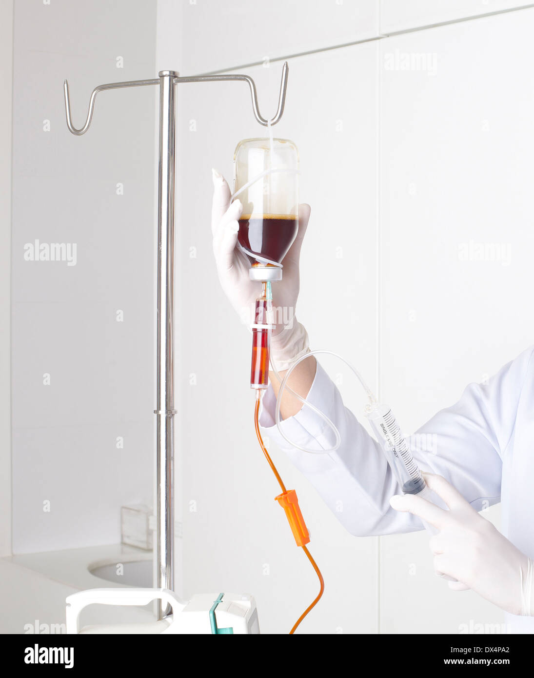 Krankenschwester tun Infusion mit Spritze Stockfoto